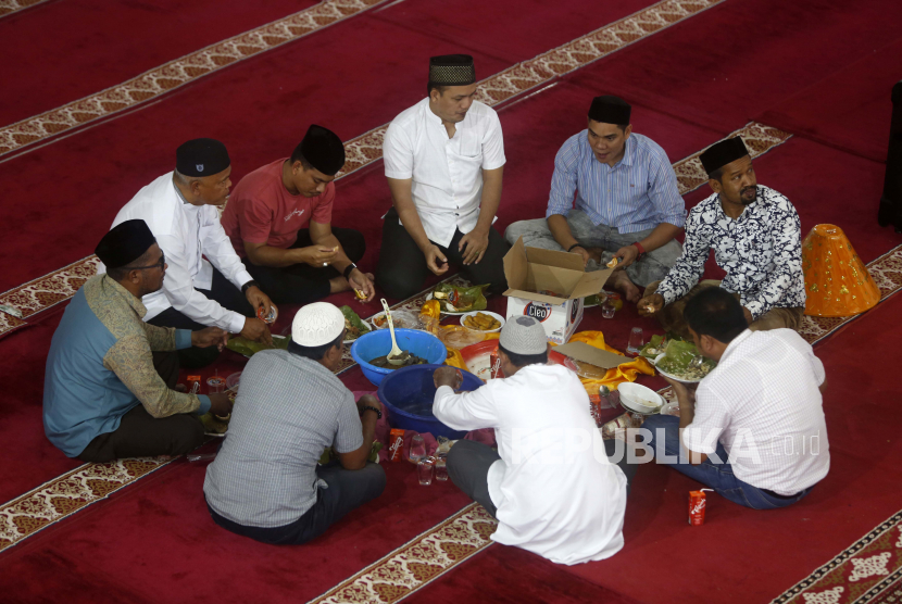 Umat Muslim makan bersama selama perayaan Maulid Nabi Muhammad di Banda Aceh, Indonesia, 09 Oktober 2022. Maulid Nabi Muhammad setiap tahun diperingati pada tanggal 12 Rabiul Awal, dan dikenal sebagai Maulid atau Maulid.