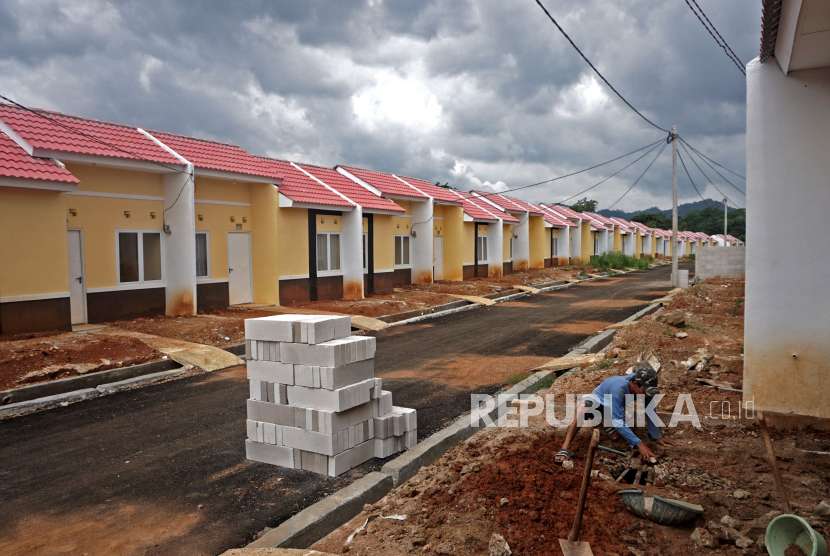 Pekerja menyelesaikan pembangunan rumah bersubsidi di Kawasan Ciseeng, Kabupaten Bogor, Jawa Barat, beberapa waktu lalu.