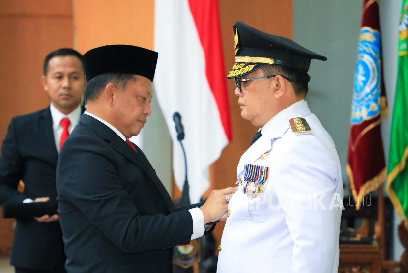 Adhy Karyono resmi dilantik sebagai penjabat (pj) gubernur Jawa Timur (Jatim) oleh Menteri Dalam Negeri Tito Karnavian di Gedung Sasana Bhakti Praja Kemendagri, Jakarta, Jumat (16/2/2024). 