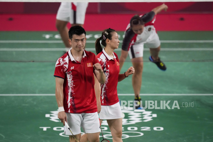 Pasangan China Zheng Si Wei, kiri, dan Huang Ya Qiong merayakan golnya ke gawang Praveen Jordan dan Melati Daeva Oktavianti dari Indonesia dalam pertandingan bulu tangkis perempat final ganda campuran di Olimpiade Musim Panas 2020, Rabu, 28 Juli 2021, di Tokyo, Jepang