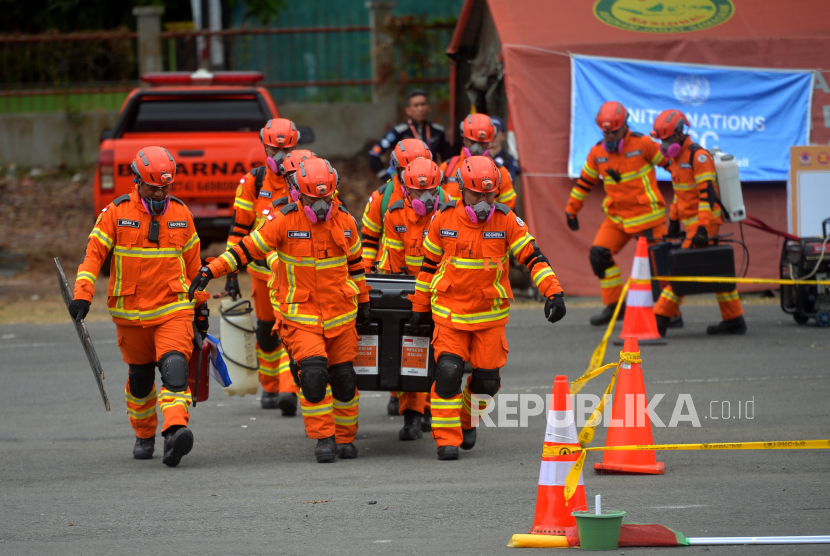 Tim SAR Indonesia (INASAR) melakukan pergerakan simulasi penyelamatan saat ASEAN Regional Disaster Emergency Response Simulation Exercise (ARDEX) 2023 di area Stadion Sultan Agung, Bantul.