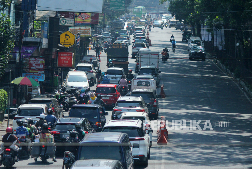 Kemacetan lalu lintas di jalan utama Bandung menuju Lembang, Jalan Stiabudi, Kota Bandung, Jumat (2/5/2023). 