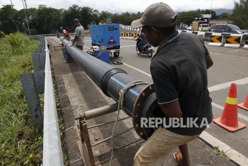 Pekerja merangkai pipa untuk mengalirkan air bersih Perusahaan Daerah Air Minum (PDAM). Angka kebocoran di Perumda Air Minum Tirta Giri Nata Kota Cirebon masih cukup tinggi.