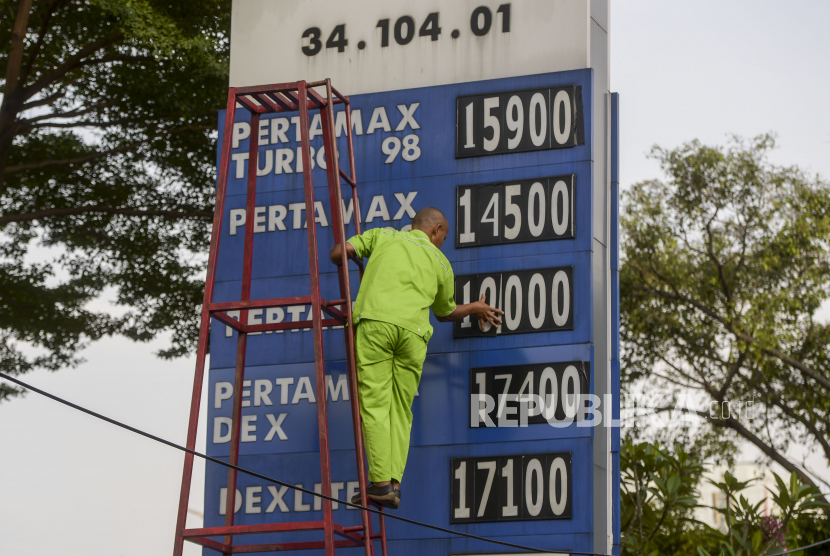 Petugas mengganti papan harga BBM di Jakarta, Sabtu (3/9/2022).  Ekonom Universitas Indonesia Fithra Faisal mengatakan kondisi ekonomi nasional cukup solid untuk menghadapi dampak kenaikan harga jual bahan bakar minyak Pertamina lantaran deflasi nasional yang diumumkan BPS minus 0,21 persen pada kuartal II 2022.