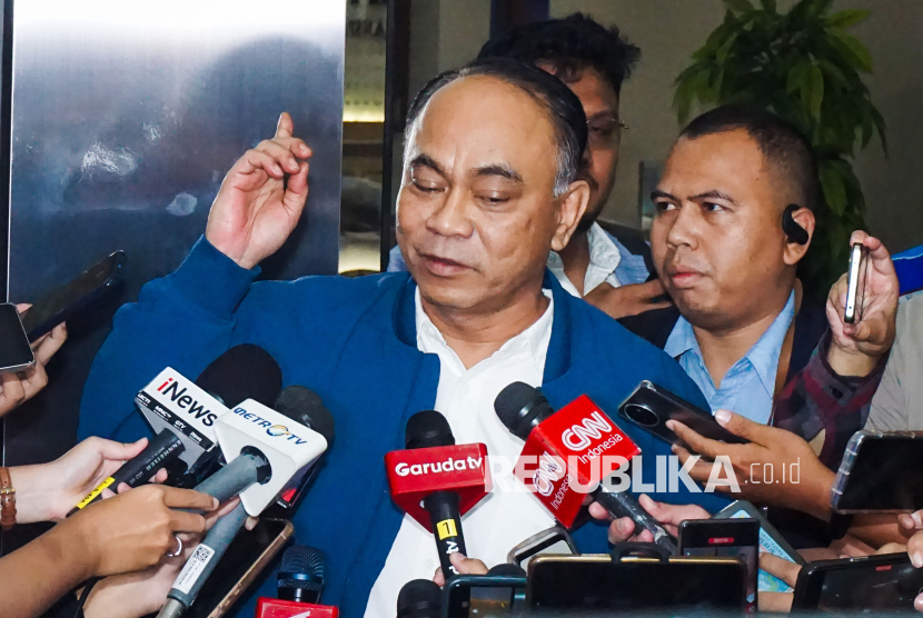 Mantan Menteri Komunikasi dan Informasi (Menkominfo) yang kini merupakan Menteri Koperasi Budi Arie Setiadi berjalan keluar dari Gedung Awaloedin Djamin usai menjalani pemeriksaan di Bareskrim Polri, Jakarta, Kamis (19/12/2024). Budi Arie Setiadi memenuhi panggilan penyidik terkait penuntasan pemberantasan judi online terutama dalam perlindungan terhadap masyarakat.