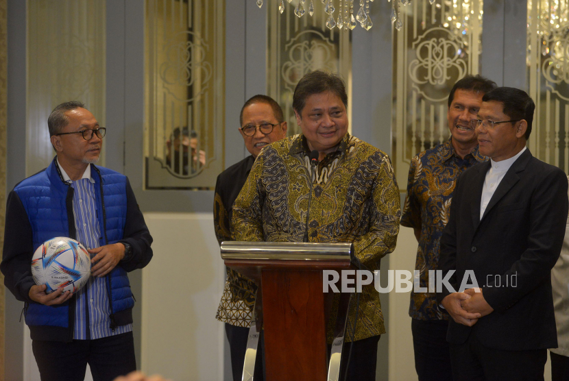 Ketua Umum DPP Partai Golkar Airlangga Hartarto, Ketua Umum DPP PAN Zulkifli Hasan dan Plt Ketua Umum DPP PPP Muhamad Mardiono memberikan keterangan usai melakukan pertemuan makan malam di Jakarta, Rabu (30/11/2022).