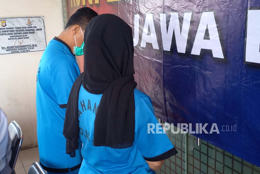 Pasangan suami istri (pasutri) berinisial IW dan MZ ditangkap Polda Jabar karena menyandera seorang ibu dan dua orang anaknya di rumah mereka di Tangerang Selatan. Mereka kesal utang suami korban Rp 11 juta belum dibayar. 