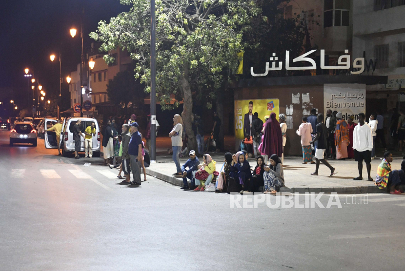 Demi keamanan, warga memilih berada di luar rumah setelah gempa, di Rabat, Maroko, 8 September 2023. 