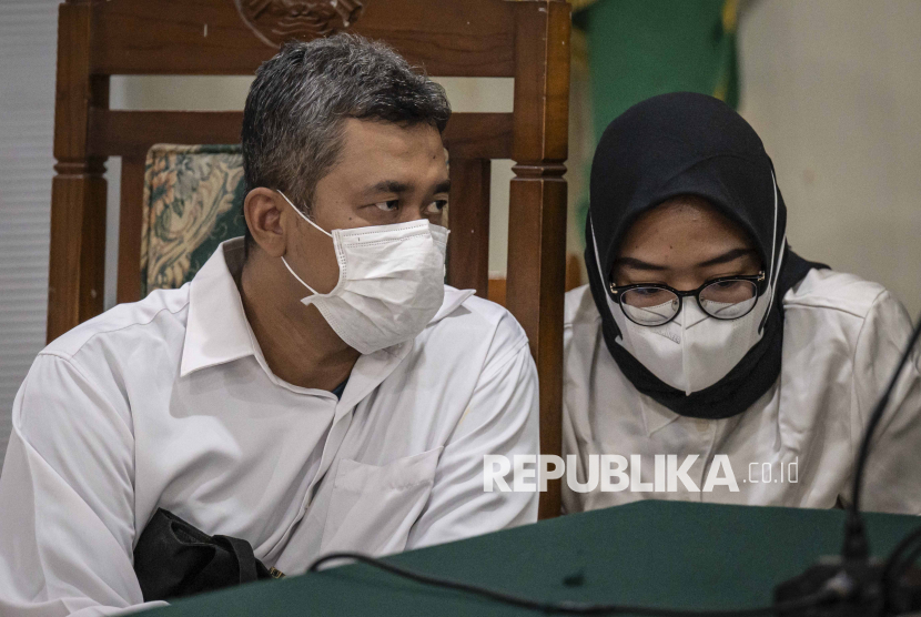 Terdakwa kasus dugaan perundungan Program Pendidikan Dokter Spesialis (PPDS) Universitas Diponegoro (UNDIP) Taufik Eko Nugroho (kiri) dan Zara Yupita Azra (kanan) mengikuti sidang tuntutan di Pengadilan Negeri Kota Semarang, Jawa Tengah, Rabu (10/9/2025). Jaksa Penuntut Umum dalam kasus tersebut menuntut mantan Kaprodi Anestesiologi FK UNDIP Taufik Eko Nugroho dengan hukuman pidana penjara 3 tahun, sedangkan untuk mantan Kepala Staf Medis Prodi Anestesiologi FK UNDIP Sri Maryani dan Dokter PPDS Anestesi FK UNDIP Zara Yupita Azra dituntut dengan hukuman pidana 1 tahun 6 bulan penjara. 