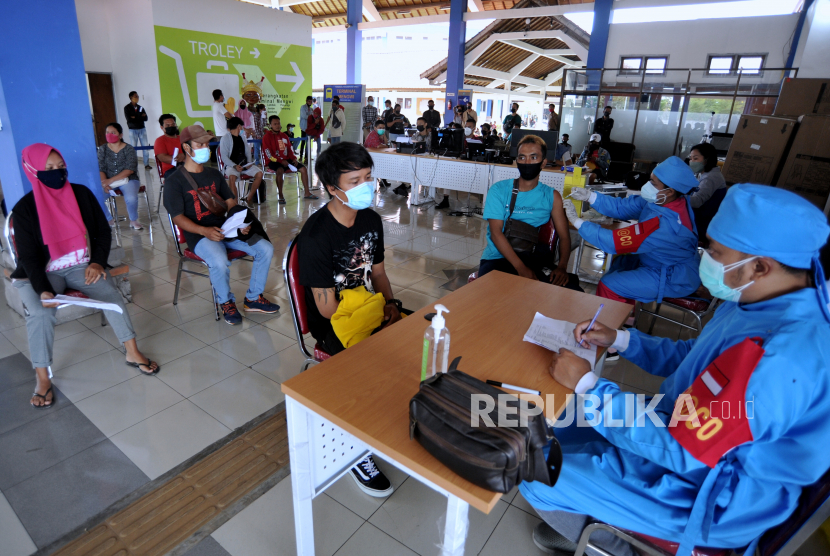 Sejumlah warga dan calon penumpang bus mengikuti vaksinasi COVID-19 saat pelaksanaan Gerai Vaksin Presisi di Terminal Mengwi, Badung, Bali, Kamis (2/9/2021). Gerai Vaksin Presisi Polres Badung itu diselenggarakan sebagai salah satu upaya untuk membantu percepatan vaksinasi COVID-19 di Bali yang hingga Rabu (1/9) tercatat sebanyak 3.175.415 orang di wilayah Bali telah menerima vaksin COVID-19 tahap satu atau mencapai 105,99 persen dari target sasaran 2.996.060 orang. 