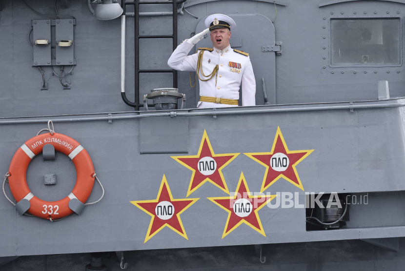 Rusia membatalkan hari perayaan angkatan lautnya di pelabuhan Sevastopol, Krimea karena serangan drone Ukraina