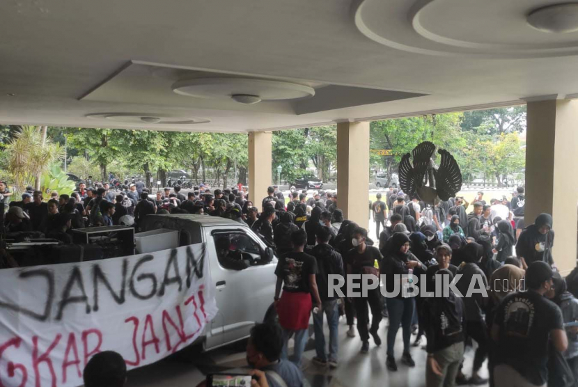 Mahasiswa FKOR UNS kembali geruduk gedung Rektorat tuntut pencabutan somasi atas dekan FKOR, Sapta Kunta, Kamis (9/2/2023).