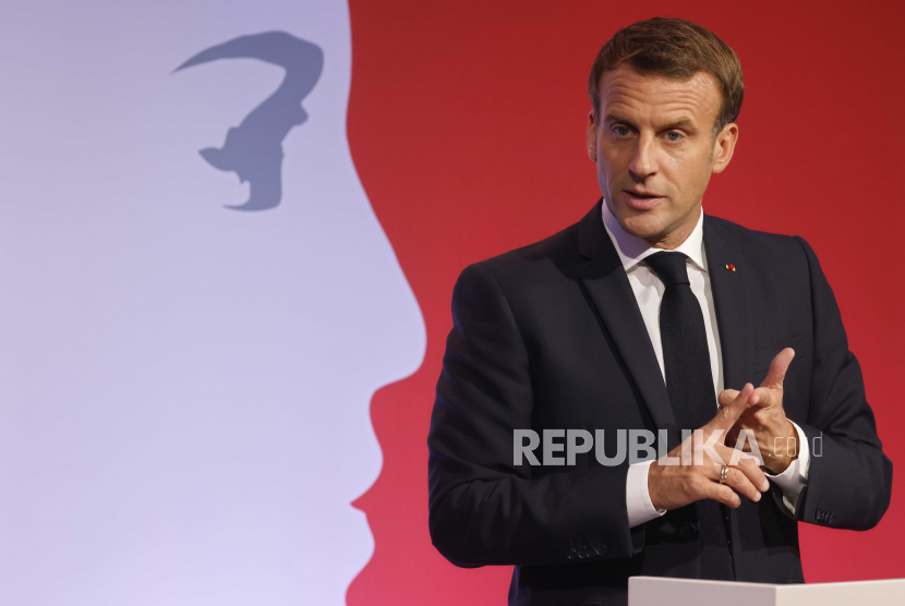 Presiden Prancis Emmanuel Macron menyampaikan pidato untuk mempresentasikan strateginya untuk melawan separatisme di Les Mureaux, di luar Paris, 02 Oktober 2020.