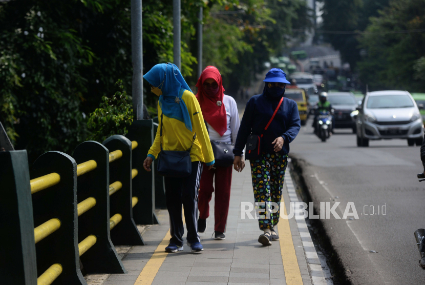 Warga berjalan melewati Jembatan Otista di Kota Bogor, Jawa Barat. Sebanyak 300 ribu warga Kota Bogor beralih ke identitas kependudukan digital.