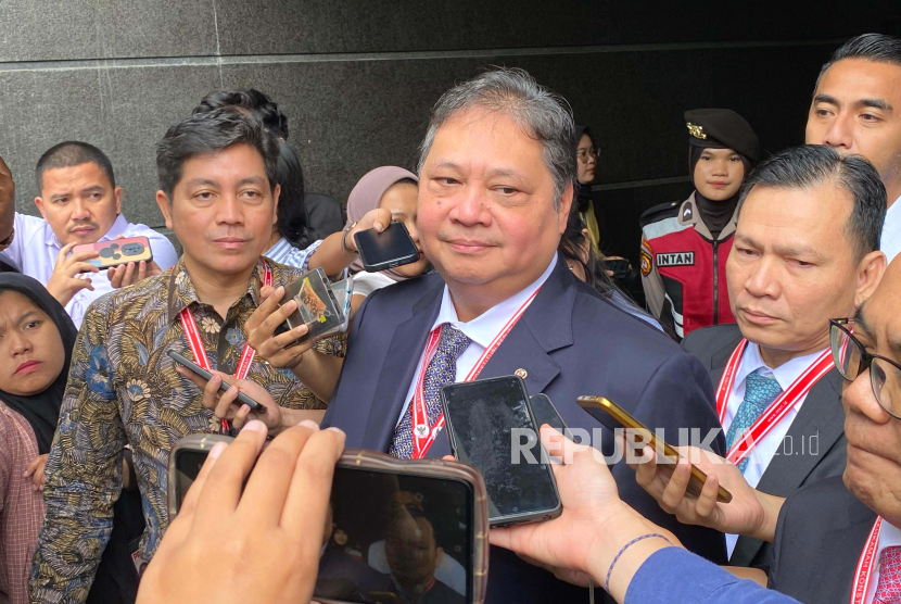 Menko Perekonomian Airlangga Hartarto ketika diwawancarai wartawan di Gedung Mahkamah Konstitusi, Jakarta Pusat, Jumat (5/4/2024). 