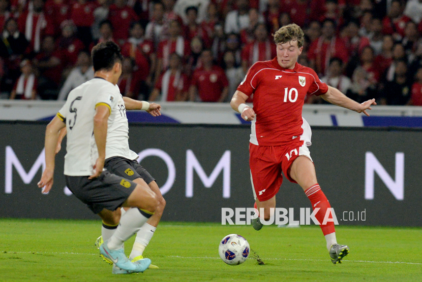 Pemain timnas Indonesia Ole Romeny (kanan).