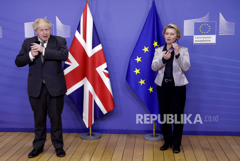  Presiden Komisi Eropa Ursula von der Leyen, kanan, menyambut Perdana Menteri Inggris Boris Johnson sebelum pertemuan di kantor pusat Uni Eropa di Brussel, Rabu, 9 Desember 2020. Uni Eropa (UE) dan Inggris mengumumkan perjanjian berskala besar yang kemungkinan akan mengatur sektor perdagangan mulai 1 Januari 2021.