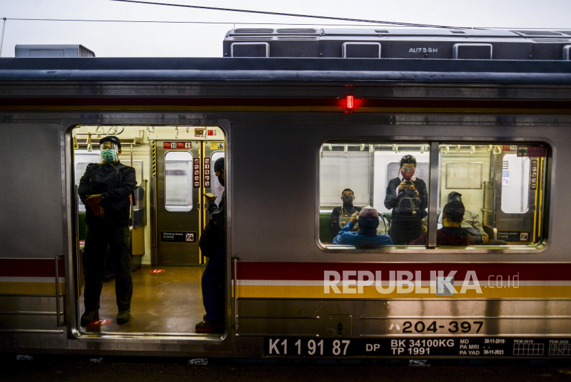 Sejumlah penumpang saat menaiki KRL di Stasiun Citayam, Depok, Jawa Barat, Senin (14/9). PT Kereta Commuter Indonesia mencatat jumlah penumpang KRL hingga pukul 08.00 WIB pada Senin (14/9) mencapai 92.546 penumpang. Jumlah tersebut mengalami penurunan hingga 19 persen dibandingkan Senin pekan lalu yang mencapai 114.075 penumpang akibat pemberlakuan Pembatasan Sosial Berskala Besar (PSBB) di Jakarta. Republika/Putra M. Akbar