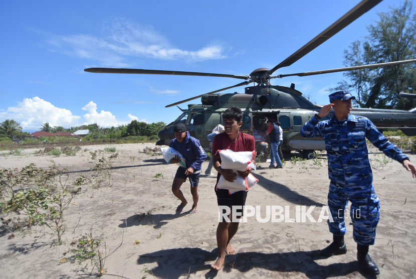 TNI AU Distribusikan Bantuan Logistik ke Daerah Terisolir di Agam