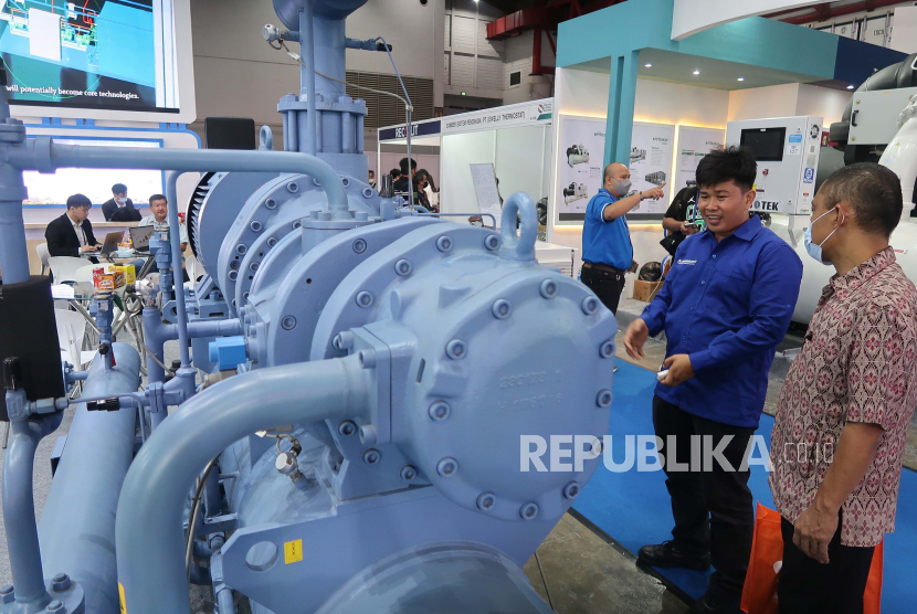 Seorang penjaga stan pameran menjelaskan produk mesinnya kepada pengunjung pada acara pameran Teknologi Refrigerasi dan HVAC (Heating Ventilating and Air Conditioning) 2022 di JIExpo Kemayoran Jakarta, jumat (23/09/2022). AS menyumbang surplus terbesar pada komoditas mesin dan perlengkapan elektrik.