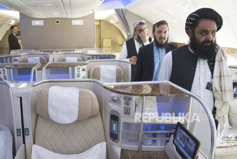Utusan Taliban Afghanistan untuk Uni Emirat Arab Badruddin Haqqani, paling kanan, berjalan melalui kelas bisnis Emirates A380 yang dipajang di Dubai Air Show di Dubai, Uni Emirat Arab, Senin, (13/12/2