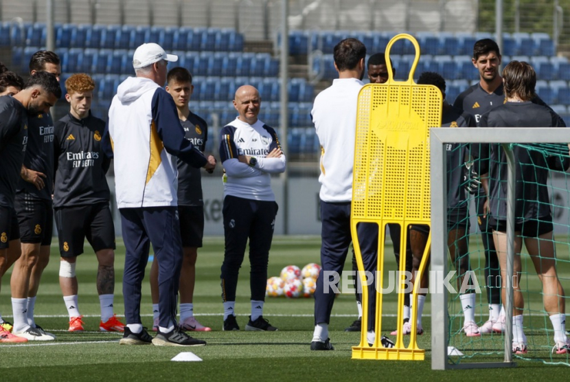 Pelatih kepala Real Madrid Carlo Ancelotti (dengan topi) berbicara dengan para pemainnya selama sesi latihan di UEFA Open Media Day menjelang final Liga Champions UEFA, di Madrid, Spanyol, 27 Mei 2024