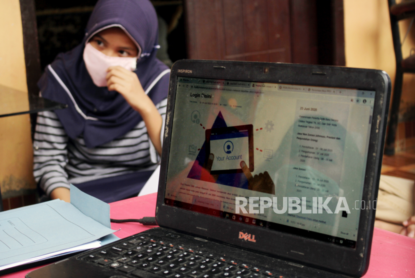 Calon siswa melakukan pendaftaran Penerimaan Peserta Didik Baru (PPDB) jalur zonasi secara daring. Ilustrasi