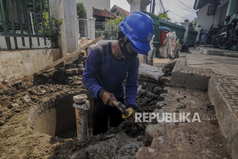 Petugas Sudin SDA DKI Jakarta menyelesaikan pembuatan sumur resapan di kawasan Utan Kayu, Jakarta Timur.