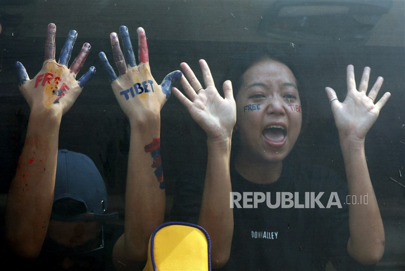 Pemuda tibet protes berunjuk rasa di depan kedutaan Cina di India.