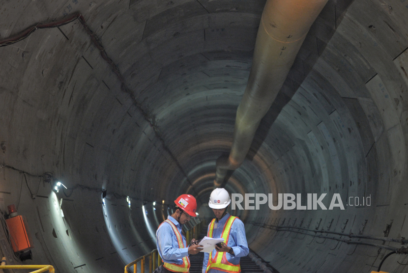 Pekerja beraktivitas di proyek MRT CP 201 fase 2A Kawasan Monumen Nasional, Jakarta, (ilustrasi)