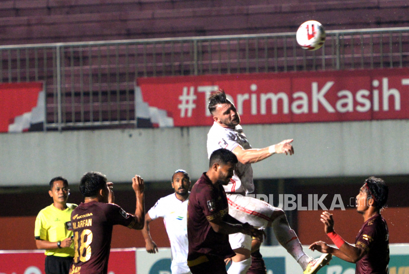 Striker Persija Marco Simic menanduk bola ke gawang PSM pada pertandingan Semifinal Piala Menpora 2021 di Stadion Maguwoharjo, Sleman, Yogyakarta, Kamis (15/4) malam. Pertandingan semifinal pertama ini berakhir imbang tanpa gol 0-0.
