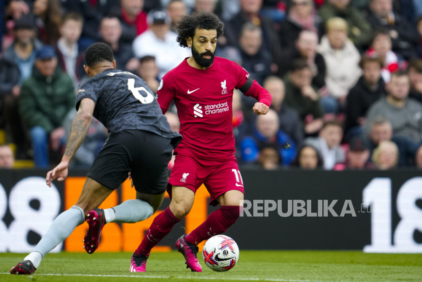 Penyerang Liverpool Mohamed Salah menggiring bola dalam laga kontra Arsenal di Liga Primer Inggris.