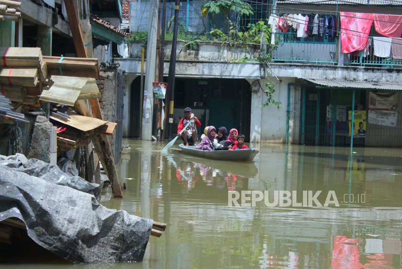 Warga menumpang ojek perahu untuk melintasi banjir yang merendam kampung Cijagra, Kecamatan Bojongsoang, Kabupaten Bandung, akibat luapan sungai Citarum