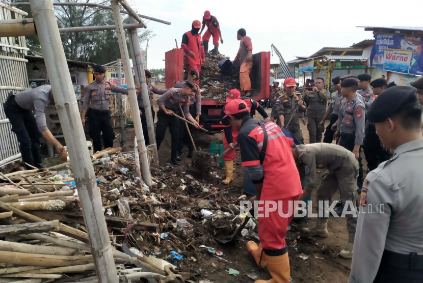 Aksi bersih-bersih kawasan Pantai Karangsong, Kecamatan Indramayu, Kabupaten Indramayu, Jawa Barat, Kamis (13/7/2023). 