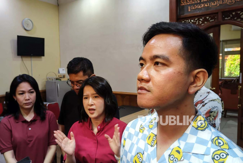  akil Ketua Tim Kampanye Nasional (TKN) Prabowo-Gibran, Grace Natalie (kiri) bertemu dengan Wali Kota Gibran Rakabuming Raka di Balai Kota Solo, Jumat (21/7/2023).