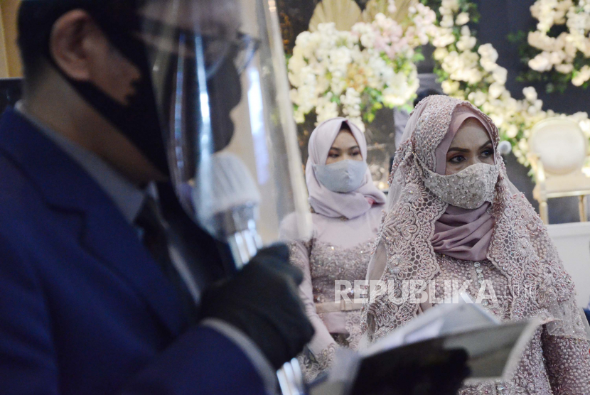 Pemakaian masker untuk pengantin dan keluarga pengantin, (ilustrasi)