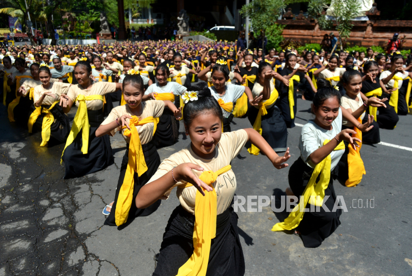 Sejumlah anak menarikan Tari Sekar Jempiring secara massal dalam rangkaian kegiatan Naluriku Menari di Denpasar, Bali, Sabtu (27/4/2024). Pementasan tari maskot Kota Denpasar oleh 1.100 orang penari itu dilakukan untuk merayakan Hari Tari Sedunia 2024. 