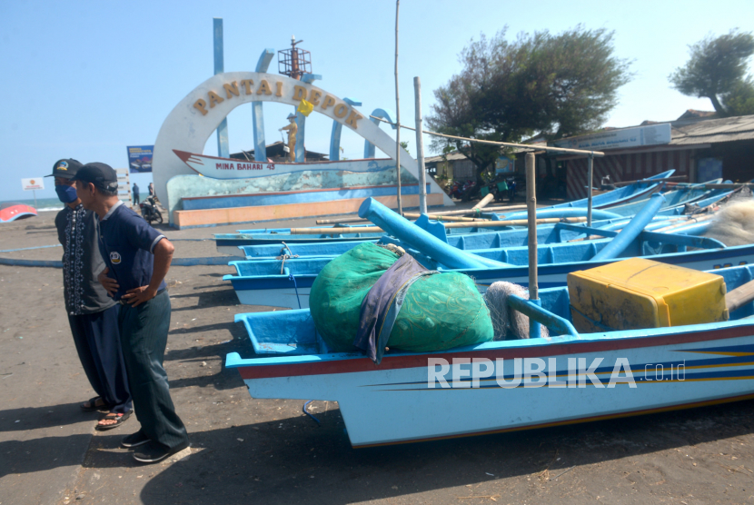 Kapal nelayan parkir di tepi Pantai Depok, Bantul, Yogyakarta, Selasa (19/7/2022). Menteri Koperasi dan UKM Teten Masduki mengajak para nelayan berkoperasi. Tujuannya agar bisa tangguh dan kuat dalam mengelola sektor kelautan di Indonesia.