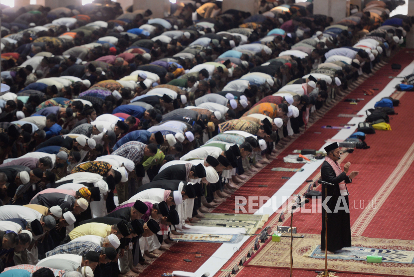 Sejumlah umat Islam melaksanakan Shalat Jumat di Masjid Istiqlal, Jakarta, Jumat (24/3/2023). Pelaksanaan Shalat Jumat tersebut merupakan kali pertama yang dilaksanakan pada bulan suci Ramadhan 1444 Hijriah.