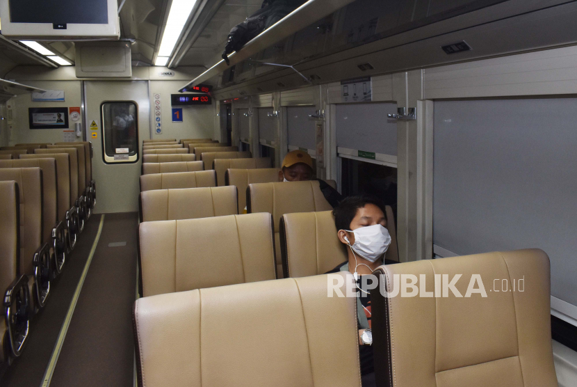 Suasana di dalam Kereta Api Luar Biasa (KLB) relasi Gambir – Surabaya Pasarturi saat transit di Stasiun Kereta Api Madiun, Jawa Timur.