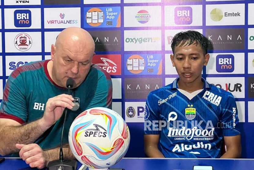 Pelatih Persib Bandung Bojan Hodak dan Gelandang Persib Beckham Putra pada sesi preskon usai laga Madura United vs Persib. Rabu (1/11/2023)