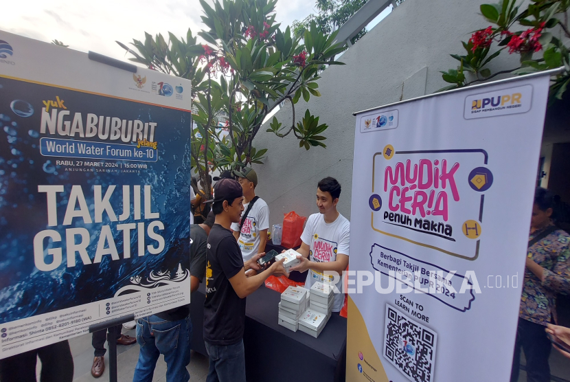 Sejumlah warga mengikuti kegiatan Yuk Ngabuburit jelang World Water Forum ke-10 di Sarinah, Jakarta, Rabu (27/3/2024). Indonesia menjadi tuan rumah World Water Forum ke-10 dengan tema Water For Shared Prosperty yang akan digelar pada 18-25 Mei 2024 di Bali. 