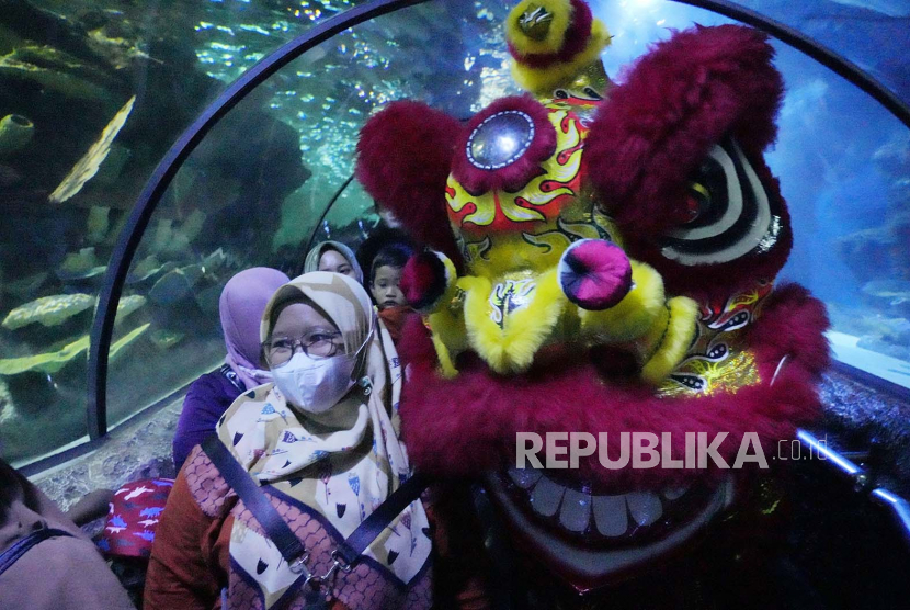  Seorang wanita berpose dengan karakter Lion Dance tradisional Tionghoa di Giant Aquarium di Seaworld Ancol, Jakarta, Rabu, 18 Januari 2023. Warga keturunan Tionghoa di negara berpenduduk Muslim terbesar di dunia itu bersiap merayakan Tahun Baru Imlek. Kelinci pada 22 Januari.