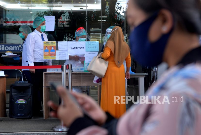Waga mendaftar untuk mengikuti tes cepat (rapid test) COVID-19 mandiri di salah satu Rumah Sakit di Manado, Sulawesi Utara, Jumat (19/6/2020). Tidak kurang dari 150 warga mengantre mengikuti tes cepat mandiri (berbayar) setiap harinya di rumah sakit tersebut sebagai salah satu syarat melakukan perjalanan keluar daerah dengan alasan bekerja maupun berdagang