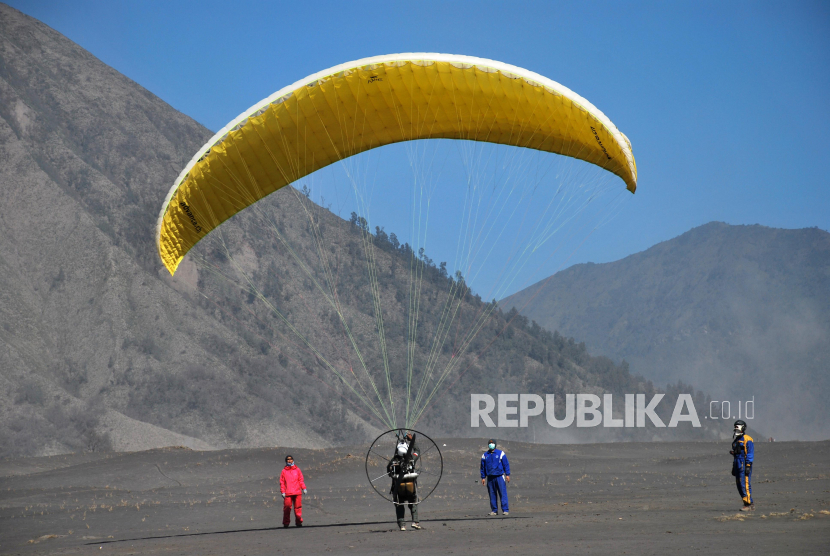Seorang penggemar olahraga pralayang, berlatih  di kawasan lautan pasir Gunung Bromo, Probolinggo, Jatim, Minggu (14/8)