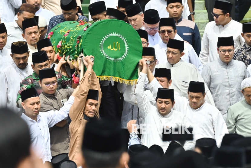 Ribuan Pelayat Antar KH Amal Fathullah Zarkasyi ke Peristirahatan Terakhir