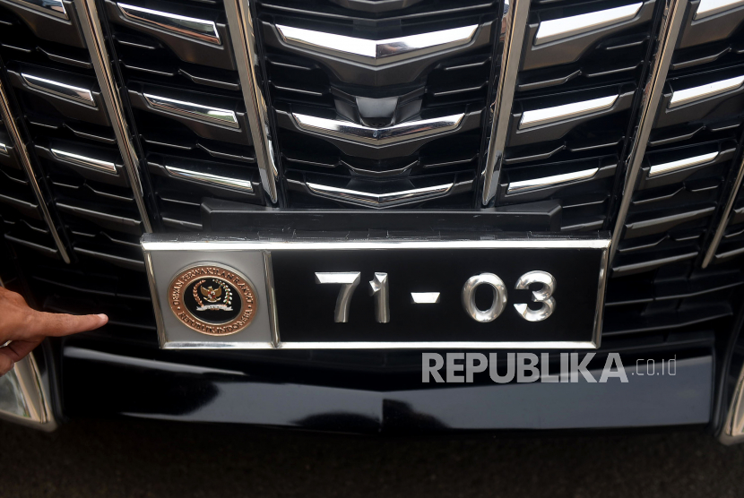 Kendaraan dengan plat nomor khusus anggota DPR terparikr di Kompleks Parlemen, Senayan, Jakarta, Senin (24/5). Plat nomor khusus ini diharapkan dapat mempermudah mengenali kendaraan anggota DPR dalam menjalankan tugasnya sekaligus sebagai indentitas.  Prayogi/Republika.