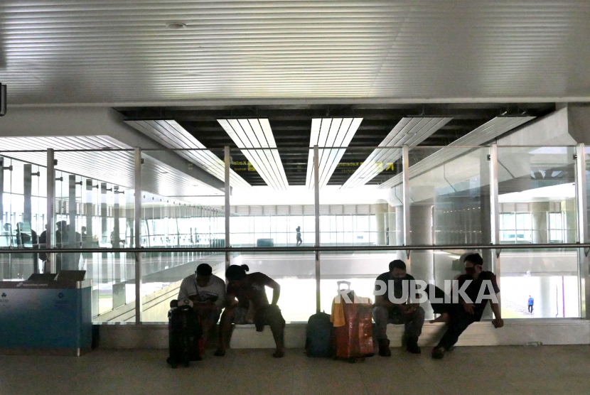 Penumpang nenunggu keberangkatan pesawat di Bandara Internasional Yogyakarta (YIA), Kulonprogo