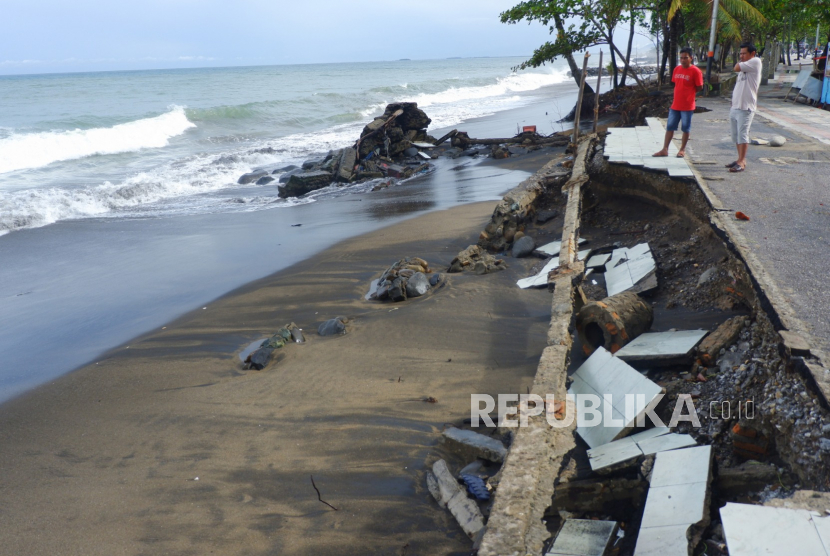 Jalur pejalan kaki Pantai Padang rusak akibat dihantam ombak (Foto: jalur pejalan kaki Pantai Padang)