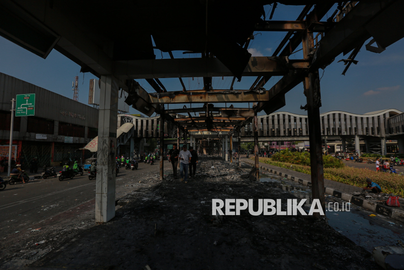 Petugas Susuri Jalan Sudirman, Bersihkan Fasilitas Umum yang Rusak Akibat Demo